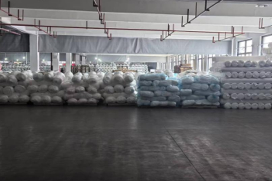 Lugar ng paglalagay ng produkto na gawa sa kulay abong tela